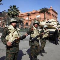 Vojaci strážia vchod do egyptského múzea