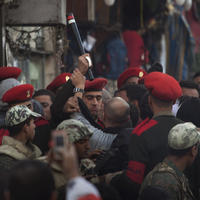 Armádna polícia vyháňa protestantov z námestia
