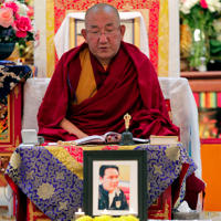 Dalajláma s fotkou synovca