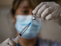 KORONAVÍRUS Vláda v Británii prehodnocuje povinné očkovanie zdravotníkov