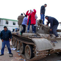 Demonštranti sa zmocnili aj tankov