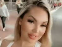 VIDEO Blondínku (26) nechceli pustiť do lunaparku: Ľuďom vadili jej prsia, cítili sa pri nich nepríjemne