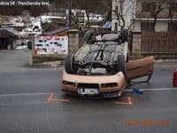 Kaskadér za volantom: FOTO Opitý vodič prevrátil po náraze do plota automobil na strechu