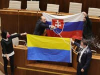 Drsný INCIDENT v parlamente: Poslanci ĽSNS obliali vodou vlajku Ukrajiny! Kollár ich vykázal, Naďa vypískali
