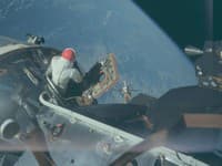 Muž na FOTO od NASA starú 60 rokov objavil záhadu: Okrem astronautov na nej vidno...