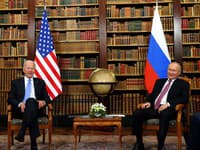 Posledná šanca vyhnúť sa vojne: Biden a Macron budú telefonovať s Putinom, ruská agresia bude mať následky