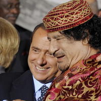 Silvio Berlusconi a Muammar Kaddáfí