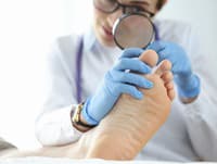 Lekári varujú: Ak spozorujete toto na vašich nechtoch na nohách, dajte si vyšetriť srdce