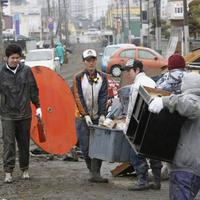 Japonci odnášajú svoj zdevastovaný majetok
