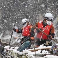 Záchranári po zemetrasení prehľadávajú trosky.