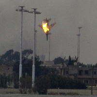 Zostrelené vojenské lietadlo v Benghází.