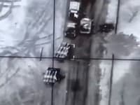 Ukrajincom pomáhajú drony, zverejnili zábery zničených ruských konvojov: Kyjev sa bráni aj vďaka tomu