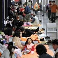 Obyvatelia evakuovaní z mesta neďaleko Fukušimy.