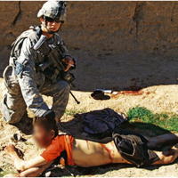 Jeremy Morlock pózuje s mŕtvym Afgancom