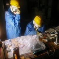 Zamestnanci spoločnosti Tokyo Electric Power Company zbierajú dáta v zamorenej miestnosti reaktorov 1 a 2