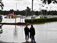 Srdcervúce zábery záplav z Austrálie: VIDEO Ľudia uviazli na strechách, spávali v autách! Ostrá kritika úradov za nečinnosť
