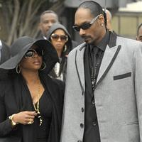Snoop Dogg s manželkou na rozlúčke s Nate Doggom.