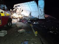 Tragická dopravná nehoda pri Čadci: FOTO Po zrážke kamióna a dodávky zahynuli dvaja ľudia