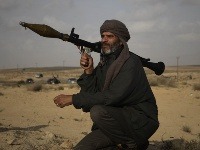 Líbyjský rebel neďaleko mesta Brega