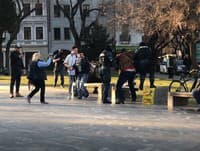 VIDEO Bratislavský protest proti vojne na Ukrajine okorenila staršia dvojica: Musela zasiahnuť polícia