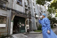 Hororový lockdown v Číne: Úrady nechali zavrieť doma 200 miliónov ľudí! Výkriky zúfalstva z bytov
