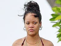 Rihanna čochvíľa RODÍ: Pretŕča sa v bikinách a... Pozooor! Prsia na úteku
