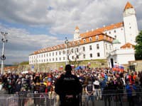 Pred parlamentom sa opäť PROTESTUJE: Zišli sa tam podporovatelia Fica, Kaliňák poslal odkaz z väzby