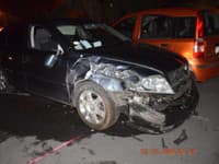 FOTO V Lučenci vyčíňal opitý vodič (22): Na cudzom vozidle narazil do stromu a zaparkovaných áut