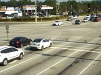 VIDEO Obrovská dráma na križovatke: Vodička odpadla, jej auto sa rozbehlo na červenú!