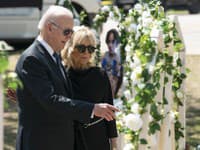 Biden položil kvety pri pamätníku obetí streľby v Texase: Výzva Kongresu, môžeme spraviť Ameriku bezpečnejšou!