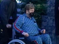 Elton John šokoval fanúšikov: Luxusné tepláky, ale čo ten invalidný vozík?!