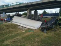 AKTUÁLNE Vážna nehoda pred Trnavou: FOTO Kamión strhol auto, PÁD Z MOSTA! Hlásia mŕtvych aj zranených