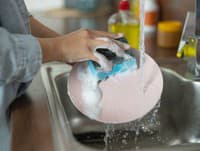 Umývate riad špongiou? Expert vysvetľuje, prečo je to chyba a mali by ste s tým prestať