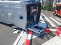 AKTUÁLNE V Bratislave sa zrazila sanitka s osobným autom: FOTO dve osoby sa zranili!