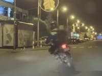 Dramatická nočná naháňačka v Komárne: VIDEO Motorkár utekal pred políciou, nezastavil ho ani pád