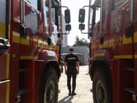 Grécki hasiči bojujú s rozsiahlym požiarom západne od Atén: Prácu im sťažuje vietor