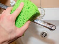 VIDEO Neviete si rady s vodným kameňom v kúpeľni? Geniálny trik, postačí vám na to päť minút!