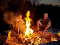 Dvaja turisti založili oheň v prírode, potom na nich zaútočil... Noc museli stráviť na strome!
