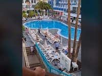 VIDEO Dievčina pozrela z hotelového balkóna na Tenerife a vybuchla od smiechu: Pozrite, čo robia ostatní hostia!
