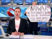 V marci protestovala v živom vysielaní teraz ju zadržala ruská polícia: Kto je Marina Ovsiannikovová?