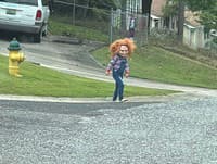 Obyvatelia tŕpli od strachu, po ulici sa prechádzala vraždiaca bábika Chuck: Už poznajú jej identitu!