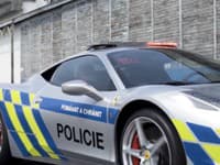 Českí policajti zabavili páchateľom Ferrari, použijú ho proti cestným pirátom
