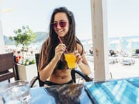 Dievčina si objednala drink v plážovom bare v Grécku: Keď zbadala účet, takmer dostala infarkt
