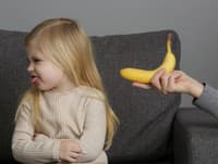 Dievčatku bolo zle po zjedení banánov: Keď matka jeden rozkrojila, ostala zhrozená z toho, čo našla vo vnútri