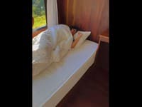 Turistka spala v hoteli v Thajsku, keď ju zrazu prebudil... pozrela sa za seba, taký pohľad nečakala