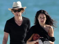 Jaggerova o 44 rokov mladšia frajerka: FOTO v plavkách… Fíha, takúto dračicu má doma dedko Mick (79)!