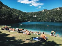 Najlepšie jazerá a vodné nádrže na Slovensku: Kde je najlepšia voda, kempy či volejbal a akými spojmi sa sem dostaneš?