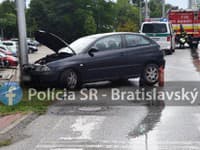 Vážna nehoda v Petržalke: Mladík (27) s autom narazil do stĺpa, dve deti utrpeli zranenia