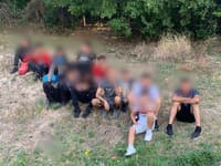 Polícia po nehode vypátrala vo Veľkom Krtíši 16 osôb, pravdepodobne migrantov