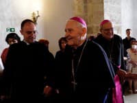 Na Tomkovom pohrebe sa objavil aj arcibiskup Sokol: Po dlhom čase na verejnosti! Môže za to kauza zmiznutých miliónov?